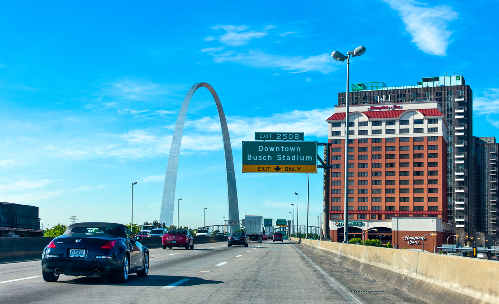 highway by the gateway arch in saint louis